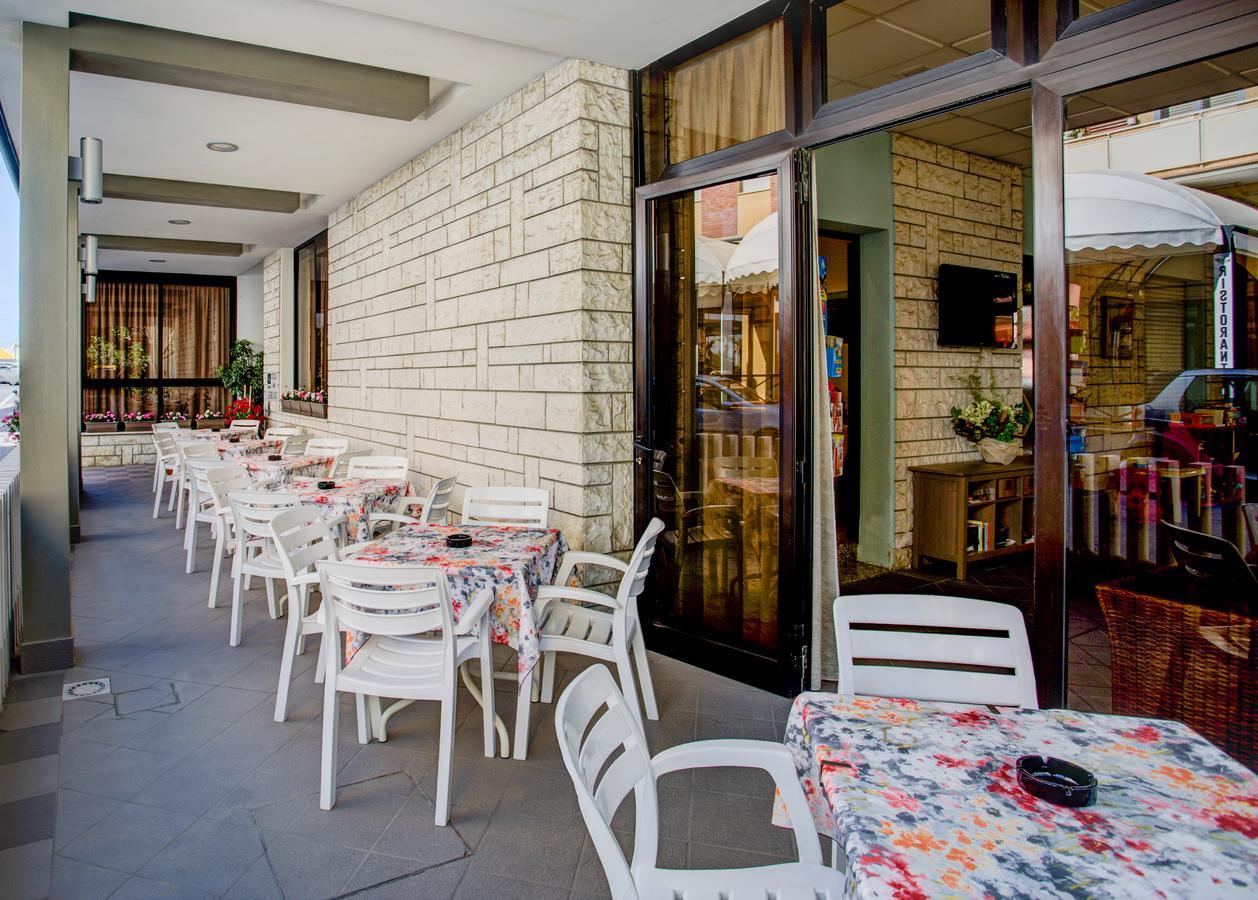 Hotel Villa Dei Gerani Rimini Exterior foto